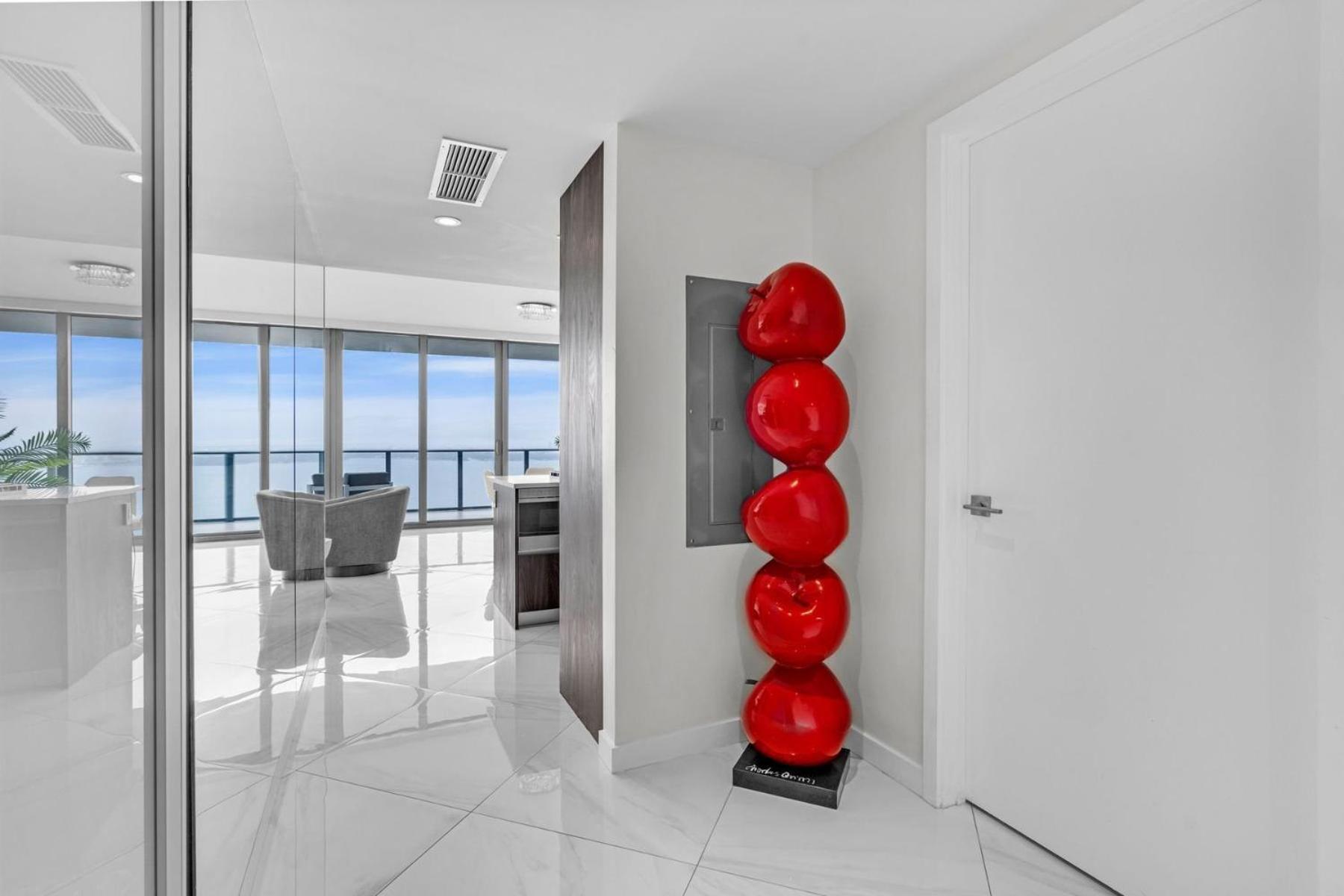 Luxury Corner Unit With Stunning Bay Views *