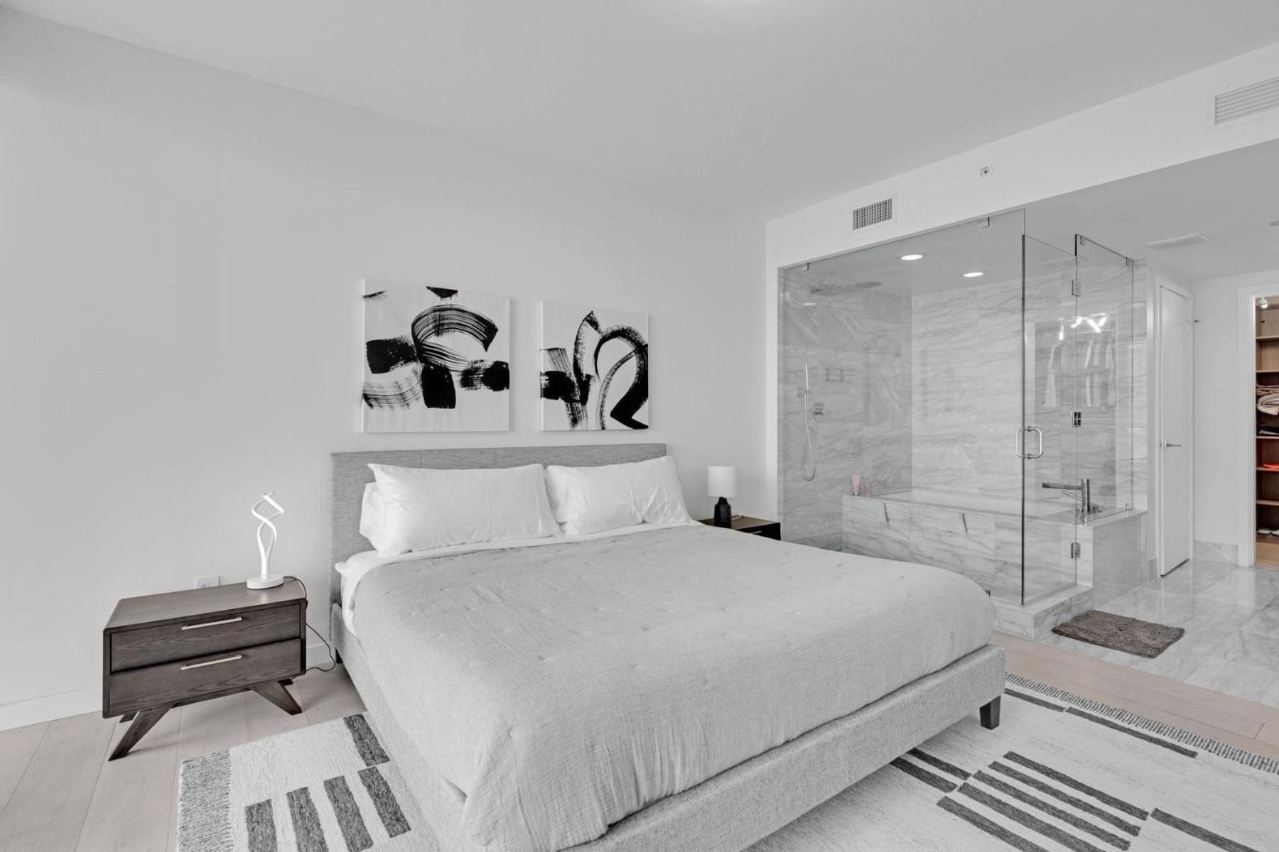 Apartment Luxury Corner Unit With Stunning Bay Views