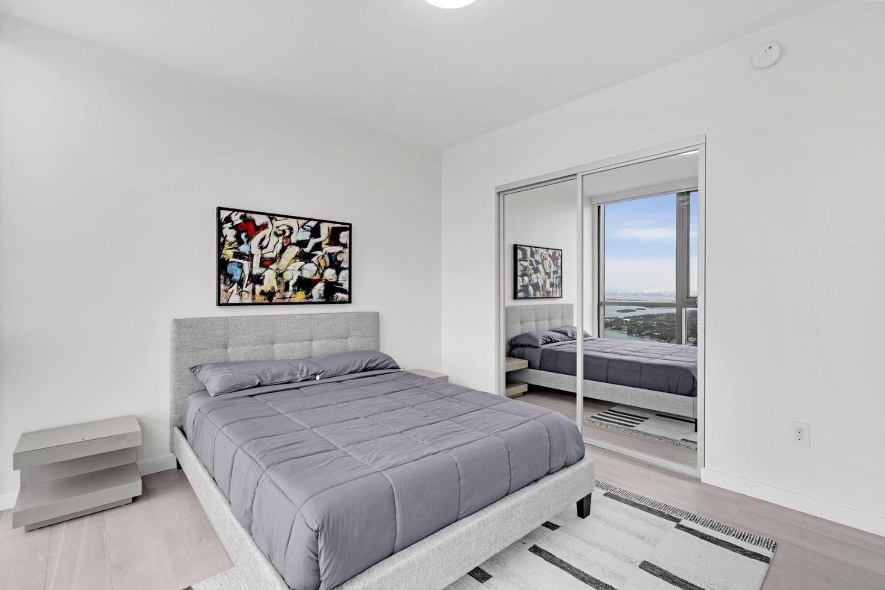 Apartment Luxury Corner Unit With Stunning Bay Views *